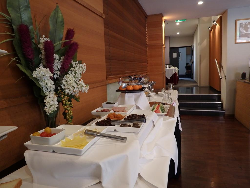 Hotel Zagame'S House Melbourne Esterno foto A buffet at a hotel