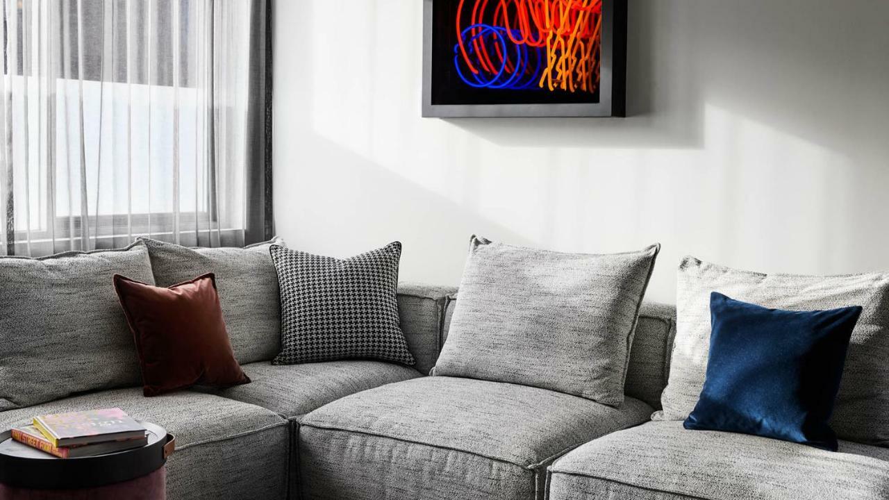 Hotel Zagame'S House Melbourne Esterno foto A modern sectional sofa