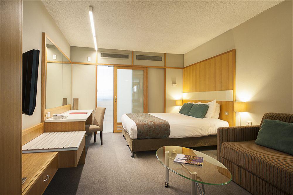 Hotel Zagame'S House Melbourne Esterno foto A room at the Hilton London Heathrow