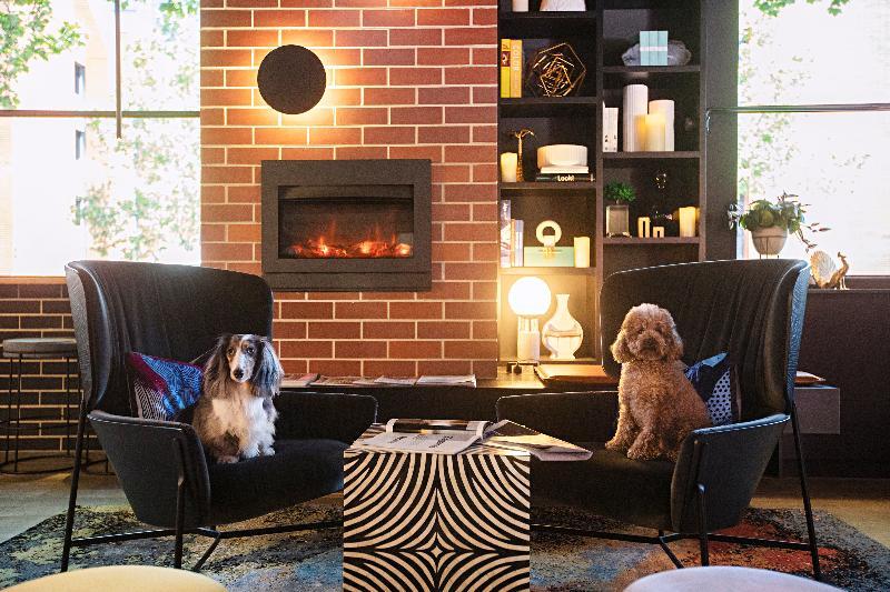 Hotel Zagame'S House Melbourne Esterno foto A fireplace in a living room