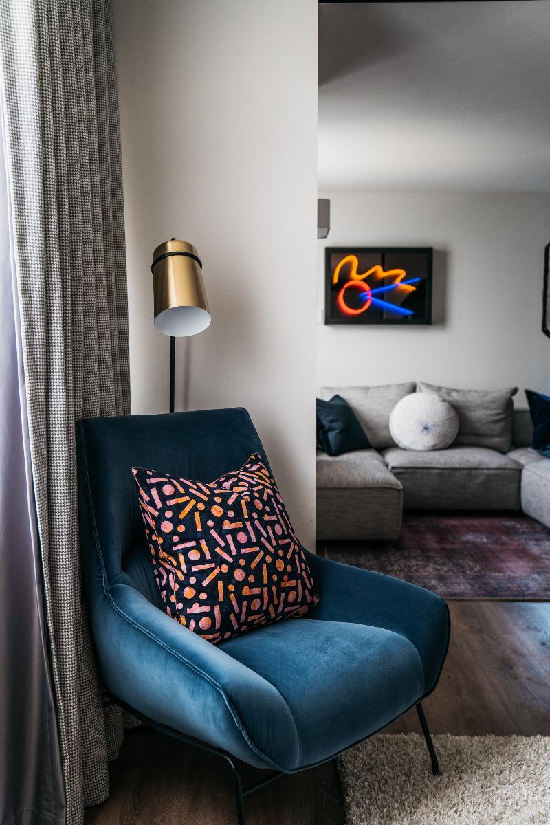 Hotel Zagame'S House Melbourne Esterno foto A neon painting by artist and designer, Mark Foxley